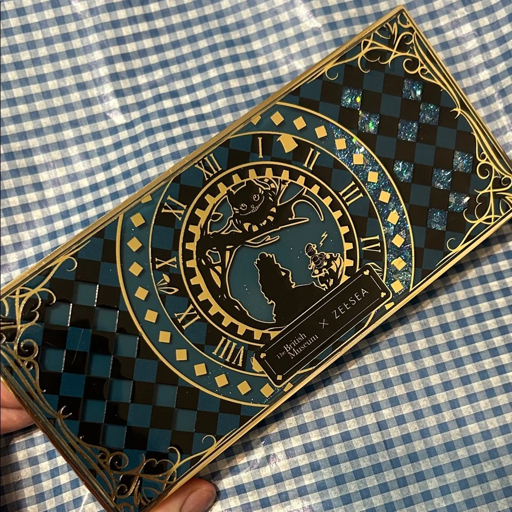Eyeshadow Palette VERY RARE HTF ALICE IN WONDERLAND OVERSEAS
